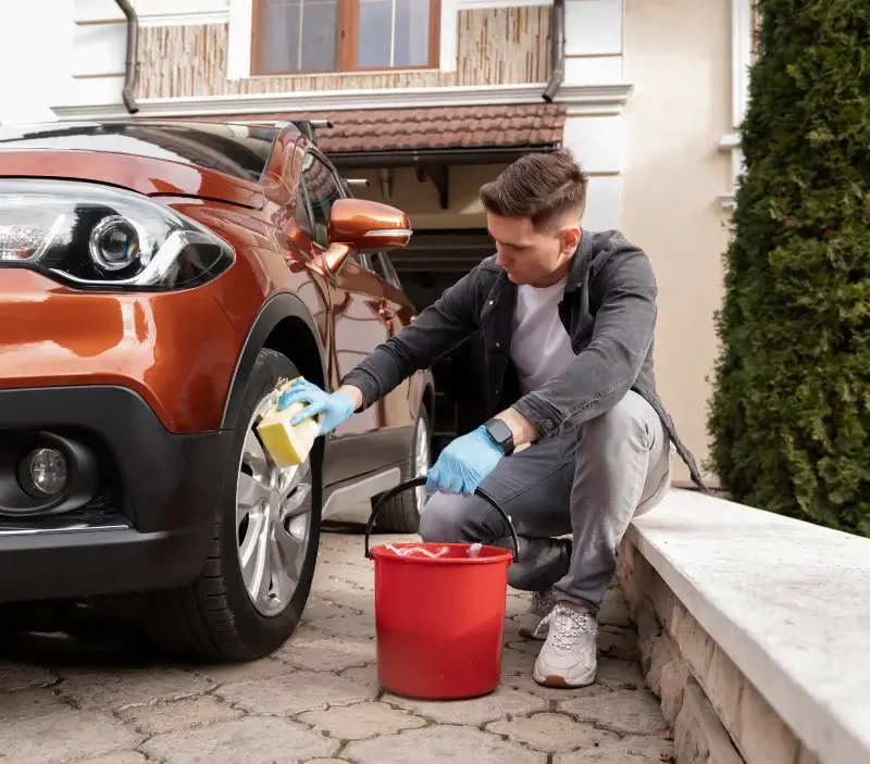 Lavage auto à domicile Courgeoût : professionnel intervenant sur un véhicule